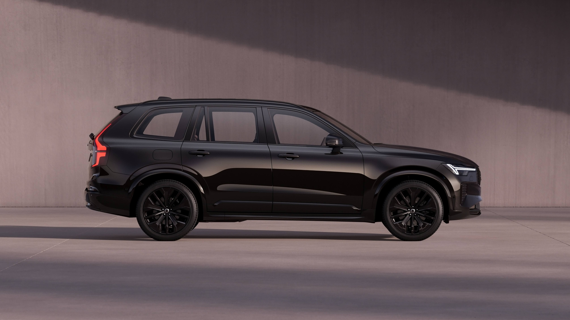 SMALL_352781_Volvo_XC90_Black_Edition_exterior